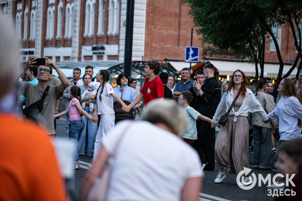 Омичи провели вечер пятницы на "Пешеходном Любинском". Фото: Елизавета Медведева