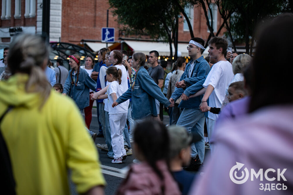 Омичи провели вечер пятницы на "Пешеходном Любинском". Фото: Елизавета Медведева