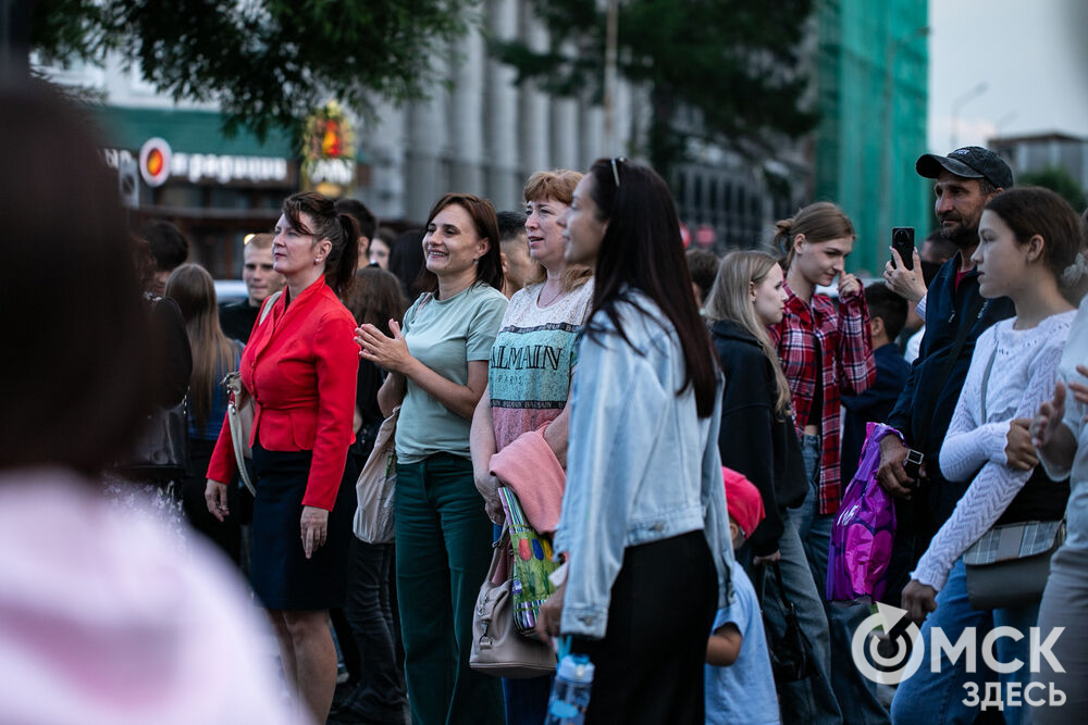 Омичи провели вечер пятницы на "Пешеходном Любинском". Фото: Елизавета Медведева