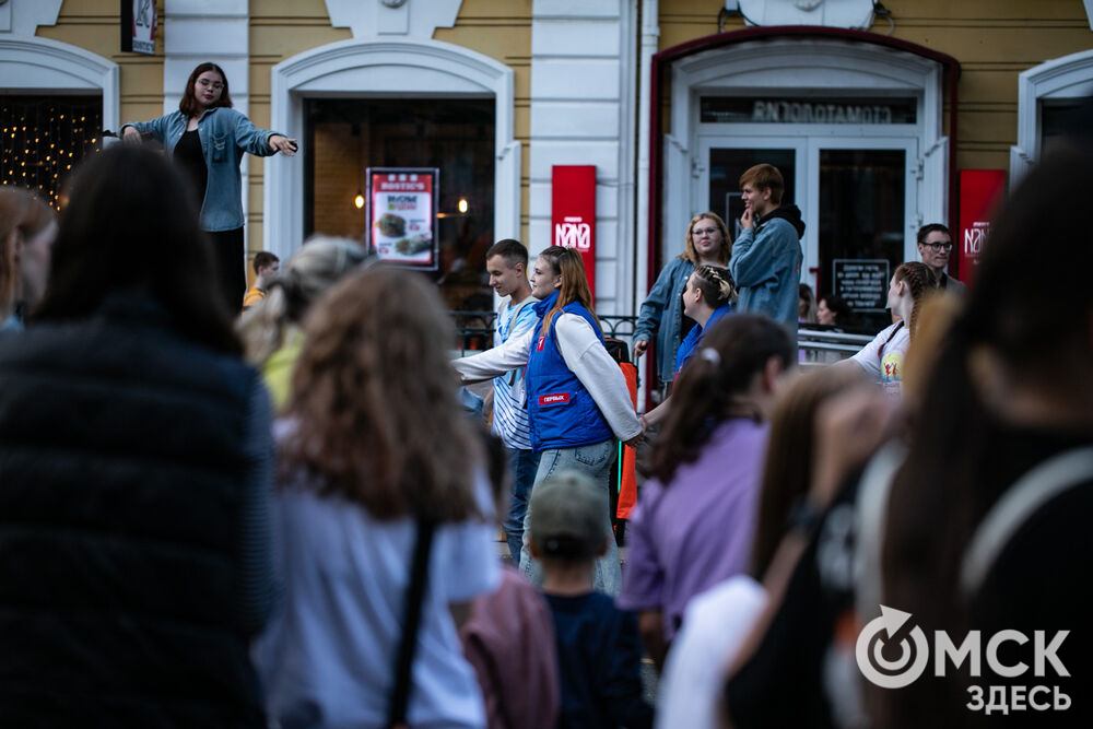 Омичи провели вечер пятницы на "Пешеходном Любинском". Фото: Елизавета Медведева