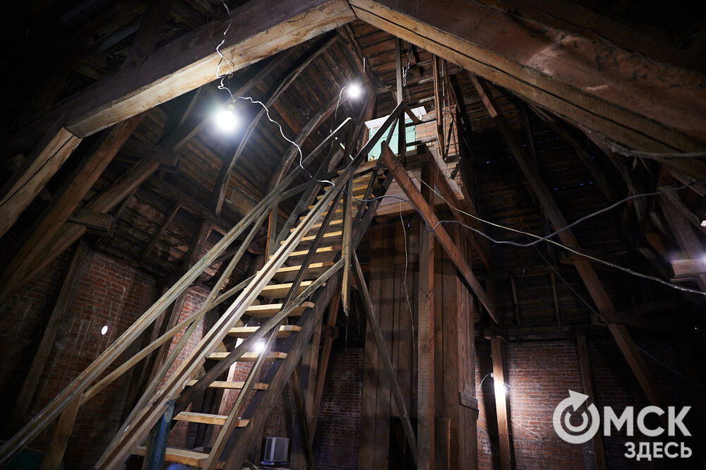 В День города в историческом центре Омска торжественно запустят старинные часы. Мы поднялись на башню с часами на Любинском проспекте , чтобы проверить, как там всё устроено. Фото: Илья Петров