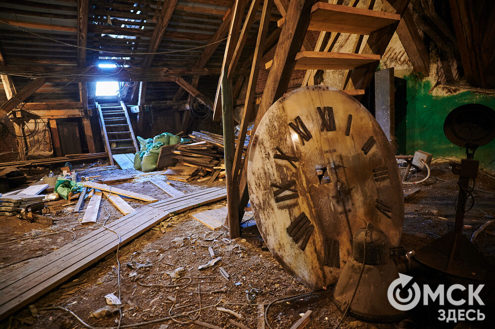 В День города в историческом центре Омска торжественно запустят старинные часы. Мы поднялись на башню с часами на Любинском проспекте , чтобы проверить, как там всё устроено. Фото: Илья Петров