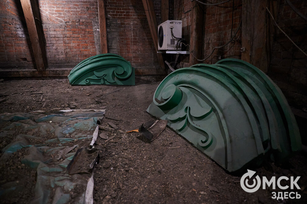 В День города в историческом центре Омска торжественно запустят старинные часы. Мы поднялись на башню с часами на Любинском проспекте , чтобы проверить, как там всё устроено. Фото: Илья Петров