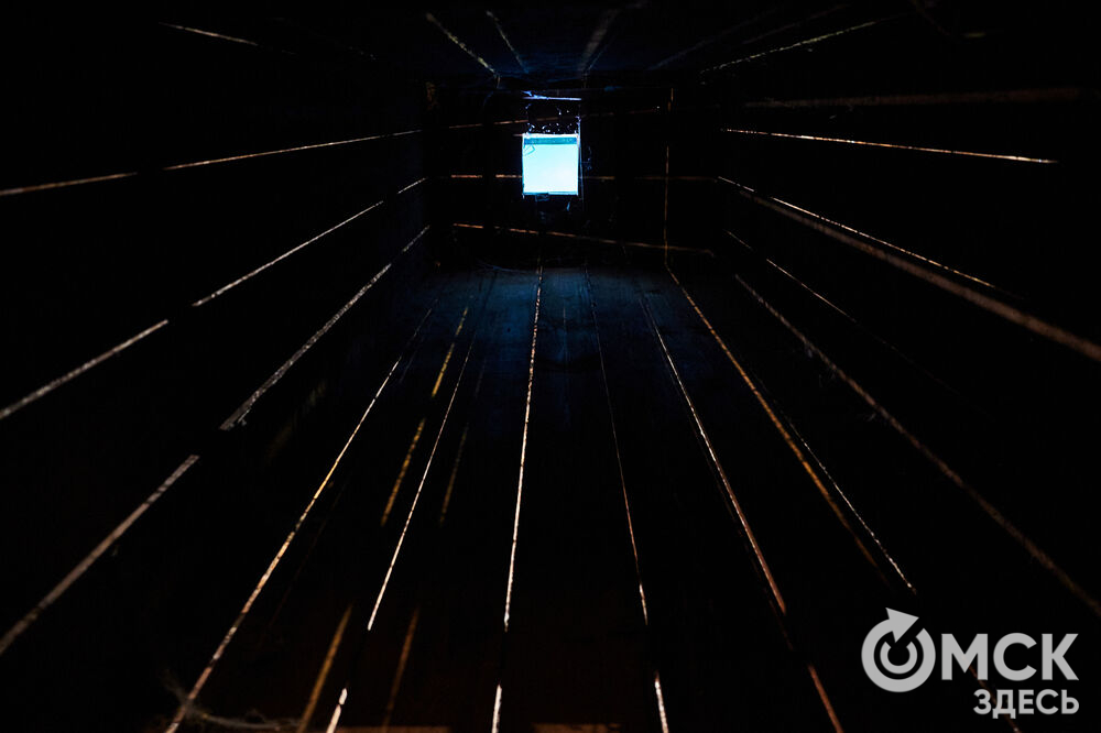 В День города в историческом центре Омска торжественно запустят старинные часы. Мы поднялись на башню с часами на Любинском проспекте , чтобы проверить, как там всё устроено. Фото: Илья Петров