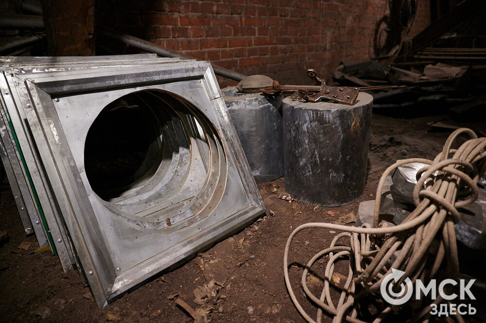 В День города в историческом центре Омска торжественно запустят старинные часы. Мы поднялись на башню с часами на Любинском проспекте , чтобы проверить, как там всё устроено. Фото: Илья Петров