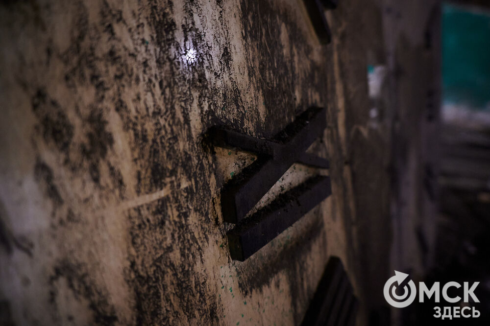 В День города в историческом центре Омска торжественно запустят старинные часы. Мы поднялись на башню с часами на Любинском проспекте , чтобы проверить, как там всё устроено. Фото: Илья Петров