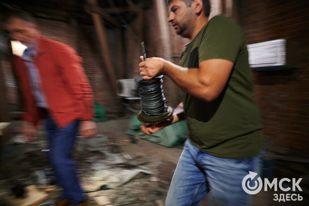 В День города в историческом центре Омска торжественно запустят старинные часы. Мы поднялись на башню с часами на Любинском проспекте , чтобы проверить, как там всё устроено. Фото: Илья Петров