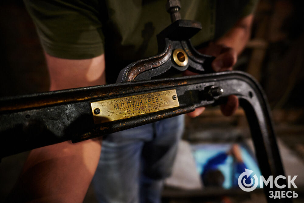 В День города в историческом центре Омска торжественно запустят старинные часы. Мы поднялись на башню с часами на Любинском проспекте , чтобы проверить, как там всё устроено. Фото: Илья Петров