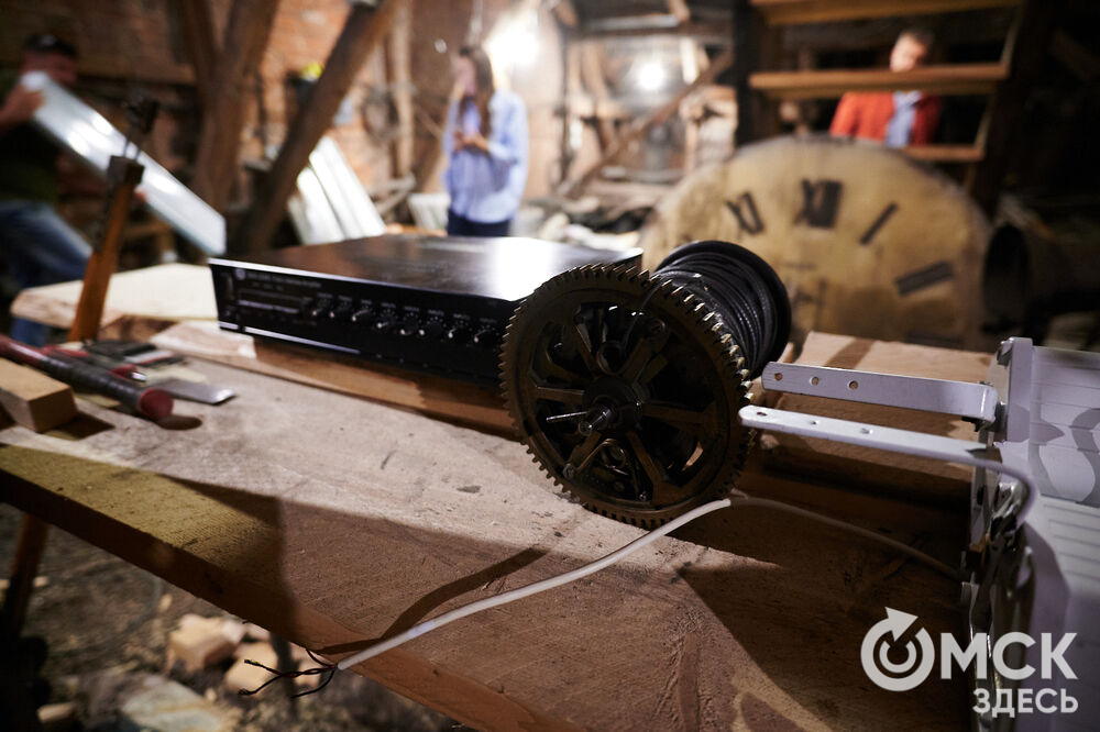 В День города в историческом центре Омска торжественно запустят старинные часы. Мы поднялись на башню с часами на Любинском проспекте , чтобы проверить, как там всё устроено. Фото: Илья Петров