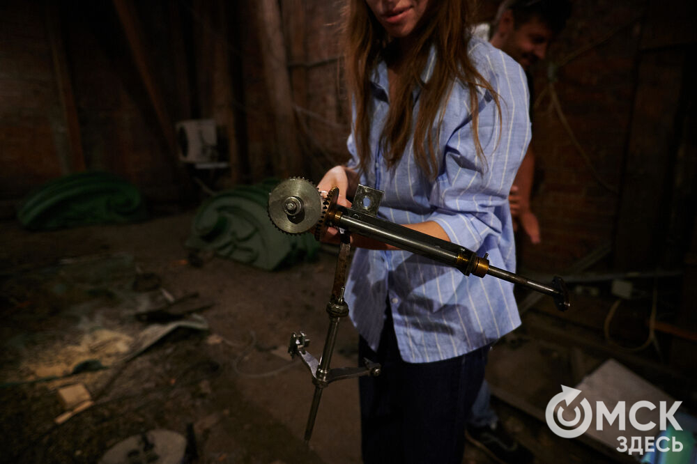В День города в историческом центре Омска торжественно запустят старинные часы. Мы поднялись на башню с часами на Любинском проспекте , чтобы проверить, как там всё устроено. Фото: Илья Петров