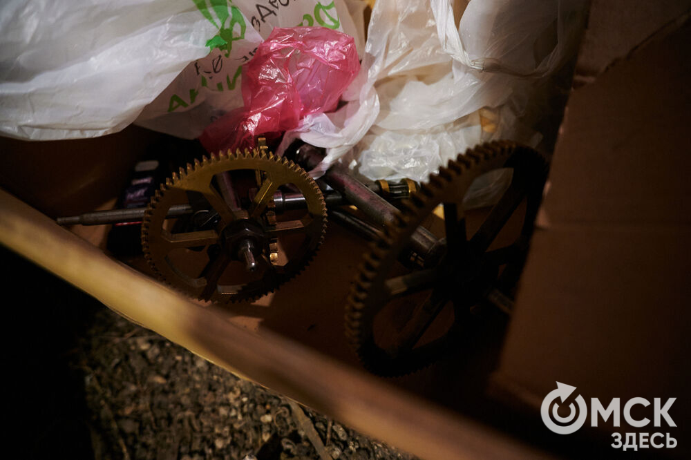 В День города в историческом центре Омска торжественно запустят старинные часы. Мы поднялись на башню с часами на Любинском проспекте , чтобы проверить, как там всё устроено. Фото: Илья Петров