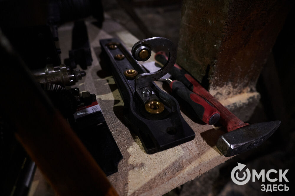 В День города в историческом центре Омска торжественно запустят старинные часы. Мы поднялись на башню с часами на Любинском проспекте , чтобы проверить, как там всё устроено. Фото: Илья Петров