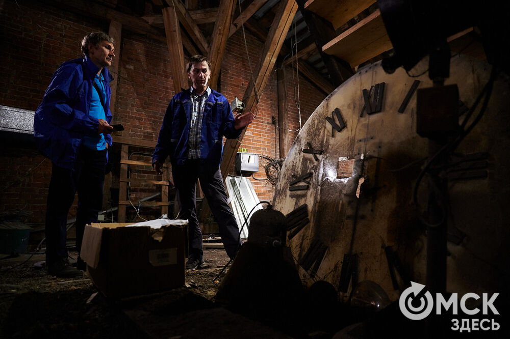 В День города в историческом центре Омска торжественно запустят старинные часы. Мы поднялись на башню с часами на Любинском проспекте , чтобы проверить, как там всё устроено. Фото: Илья Петров