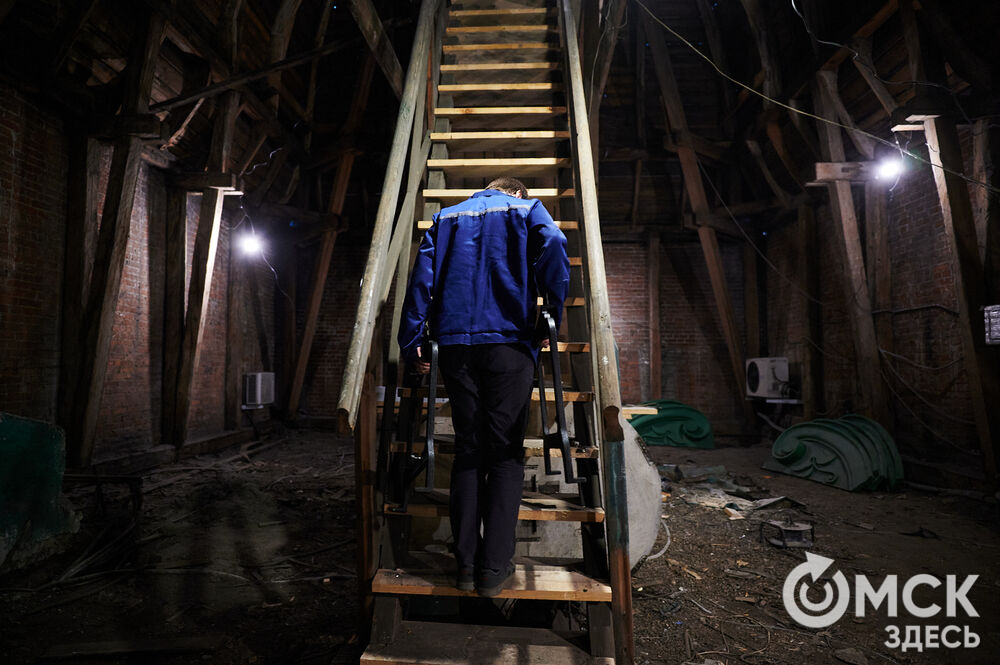 В День города в историческом центре Омска торжественно запустят старинные часы. Мы поднялись на башню с часами на Любинском проспекте , чтобы проверить, как там всё устроено. Фото: Илья Петров