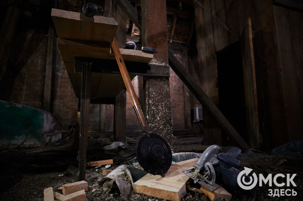 В День города в историческом центре Омска торжественно запустят старинные часы. Мы поднялись на башню с часами на Любинском проспекте , чтобы проверить, как там всё устроено. Фото: Илья Петров