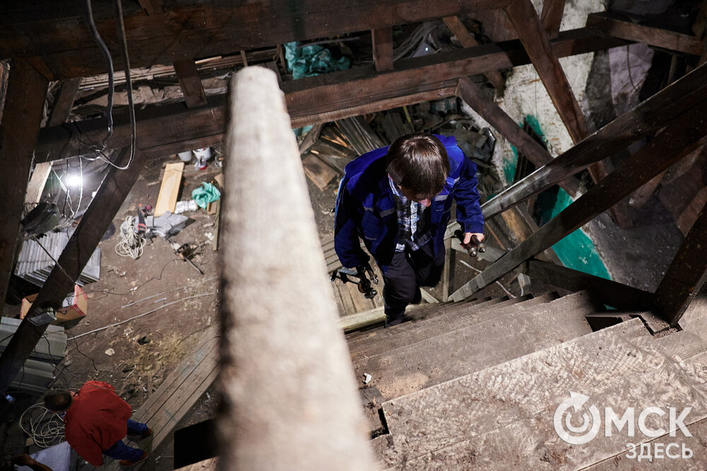 В День города в историческом центре Омска торжественно запустят старинные часы. Мы поднялись на башню с часами на Любинском проспекте , чтобы проверить, как там всё устроено. Фото: Илья Петров