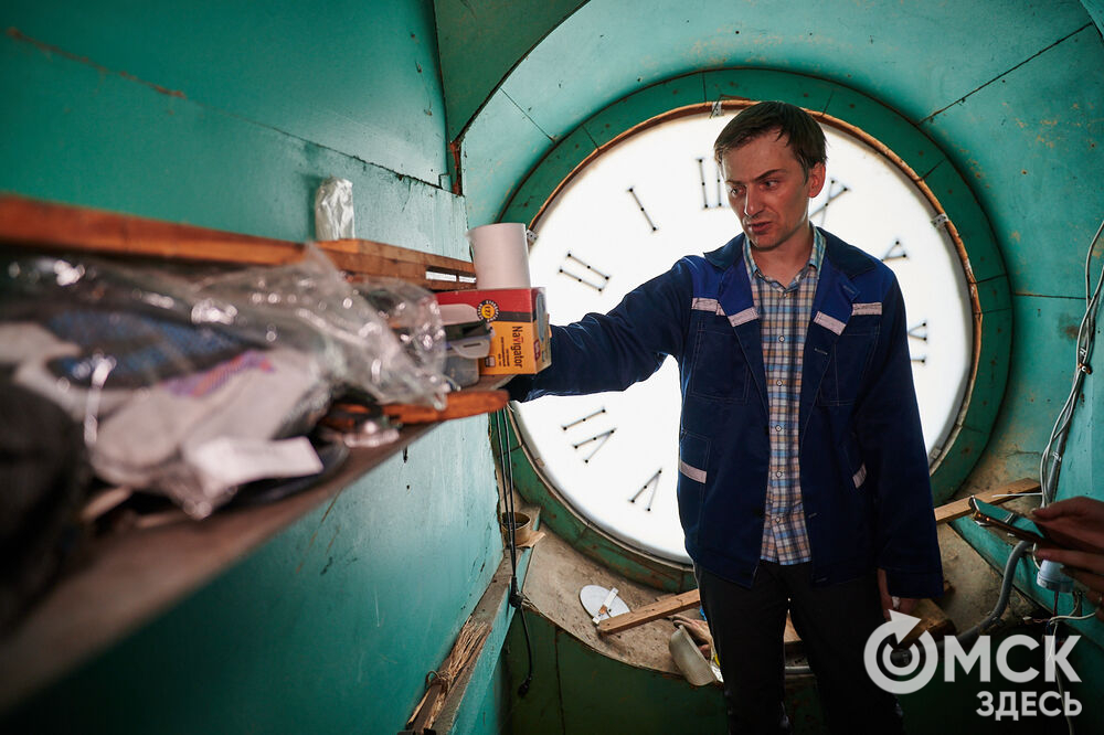 В День города в историческом центре Омска торжественно запустят старинные часы. Мы поднялись на башню с часами на Любинском проспекте , чтобы проверить, как там всё устроено. Фото: Илья Петров