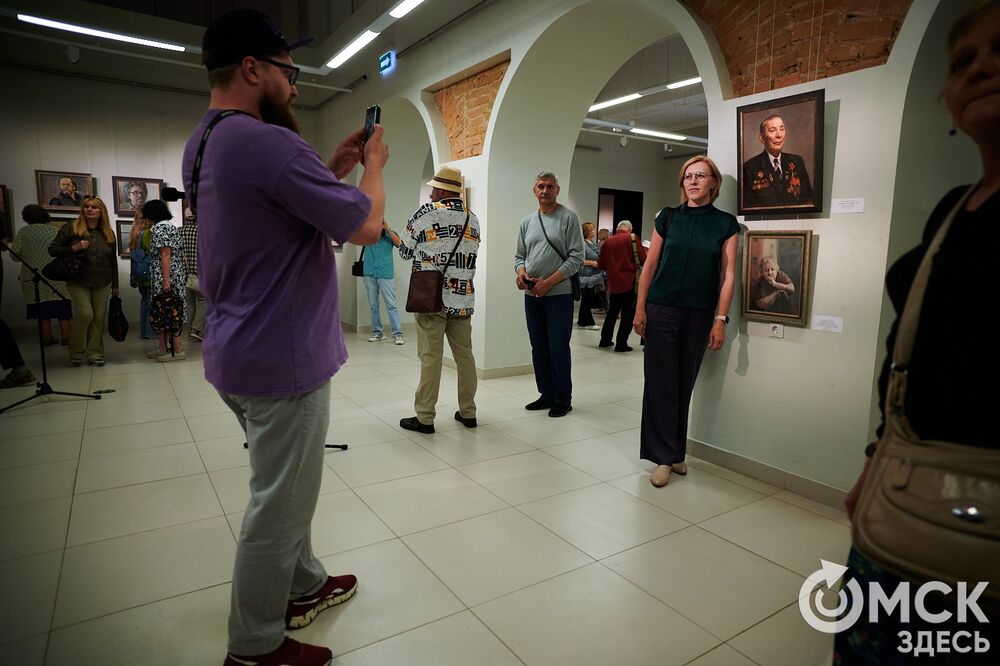 Неочевидные городские герои вышли в свет выставки-конкурса "Омск: здесь и сейчас". Подробности: здесь . Фото: Илья Петров