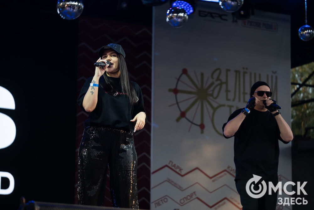 Анна Плетнёва спела для омичей в парке "Вокруг света". Фото: Елизавета Медведева