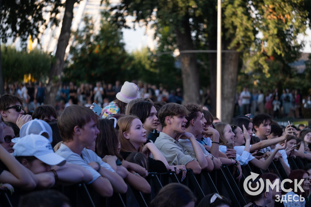 Анна Плетнёва спела для омичей в парке "Вокруг света". Фото: Елизавета Медведева