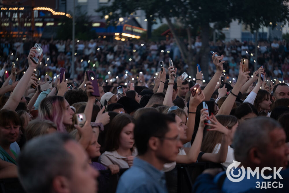 Анна Плетнёва спела для омичей в парке "Вокруг света". Фото: Елизавета Медведева