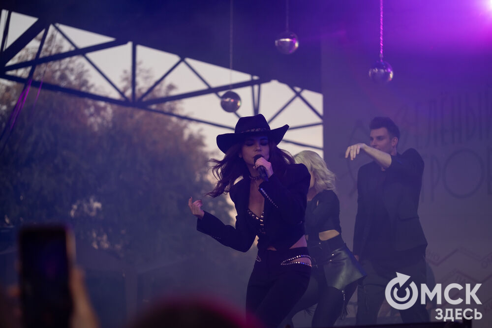 Анна Плетнёва спела для омичей в парке "Вокруг света". Фото: Елизавета Медведева