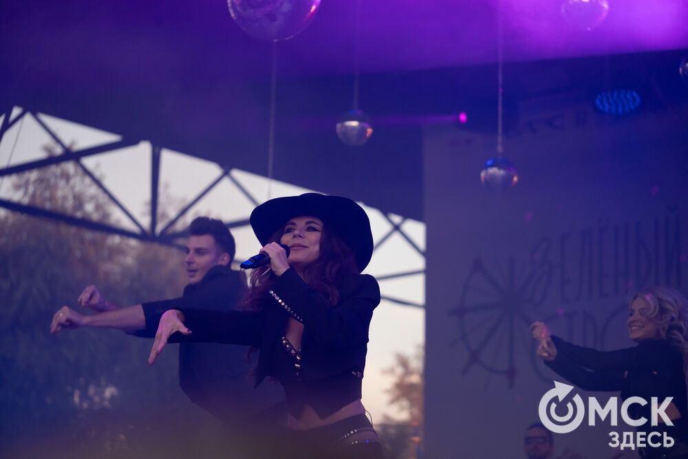 Анна Плетнёва спела для омичей в парке "Вокруг света". Фото: Елизавета Медведева