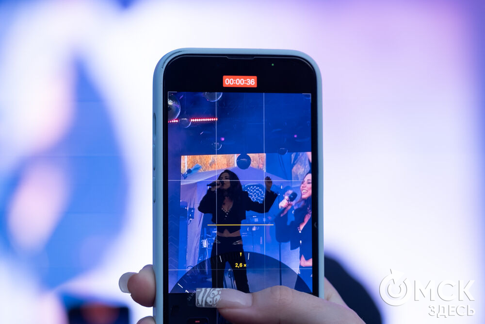 Анна Плетнёва спела для омичей в парке "Вокруг света". Фото: Елизавета Медведева