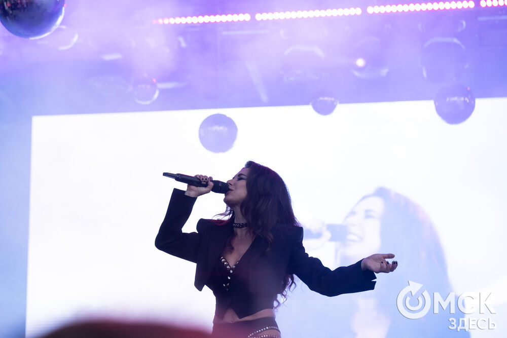 Анна Плетнёва спела для омичей в парке "Вокруг света". Фото: Елизавета Медведева