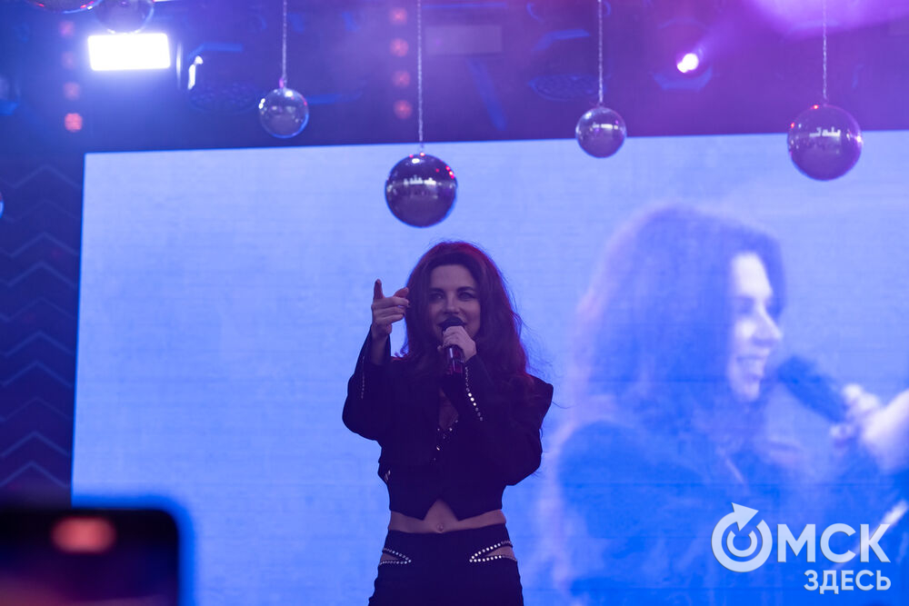 Анна Плетнёва спела для омичей в парке "Вокруг света". Фото: Елизавета Медведева