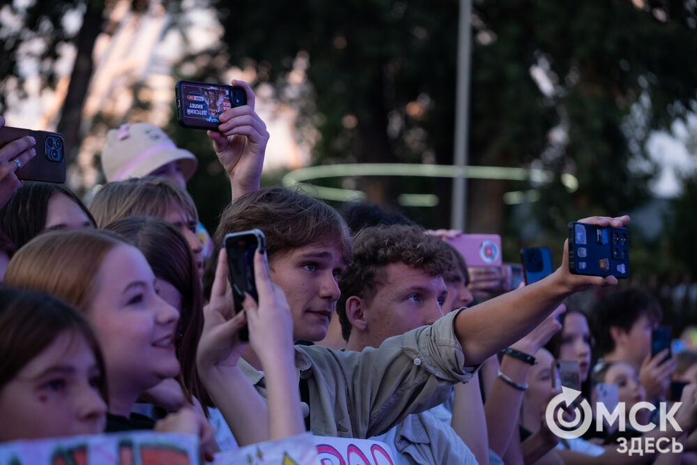 Анна Плетнёва спела для омичей в парке "Вокруг света". Фото: Елизавета Медведева