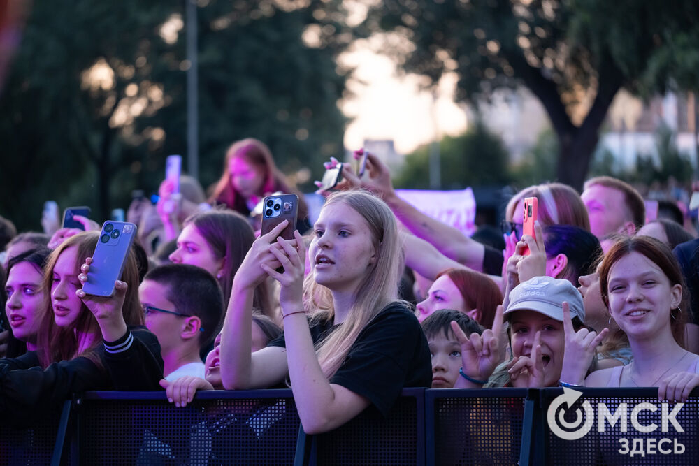 Анна Плетнёва спела для омичей в парке "Вокруг света". Фото: Елизавета Медведева