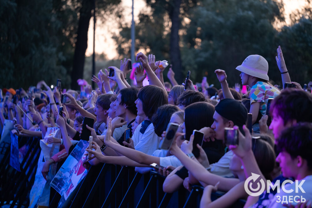 Анна Плетнёва спела для омичей в парке "Вокруг света". Фото: Елизавета Медведева