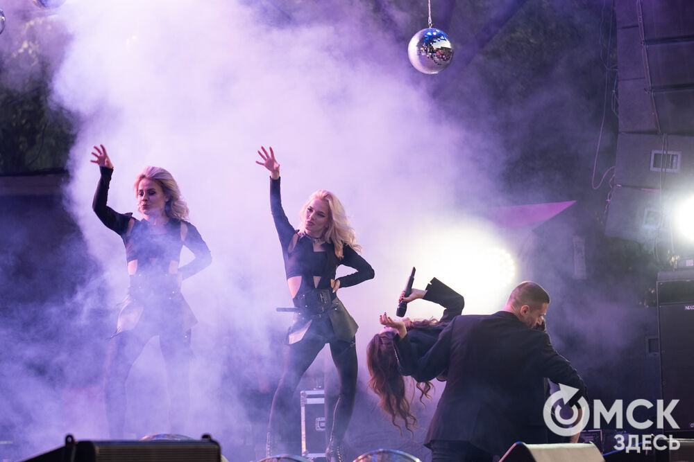 Анна Плетнёва спела для омичей в парке "Вокруг света". Фото: Елизавета Медведева