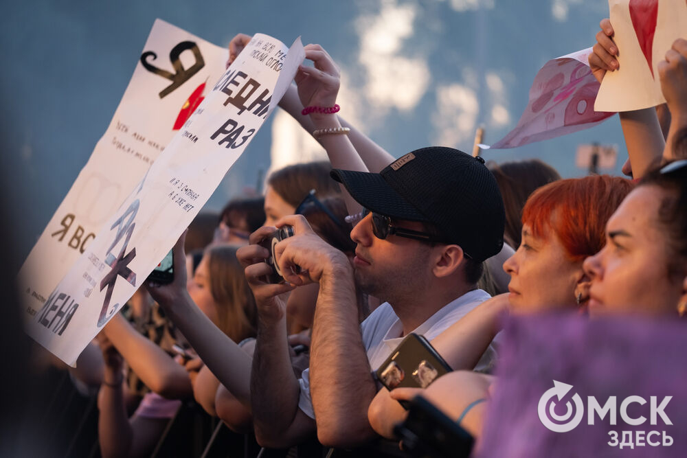 Анна Плетнёва спела для омичей в парке "Вокруг света". Фото: Елизавета Медведева