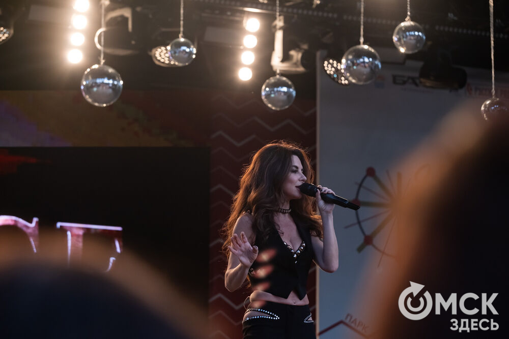 Анна Плетнёва спела для омичей в парке "Вокруг света". Фото: Елизавета Медведева