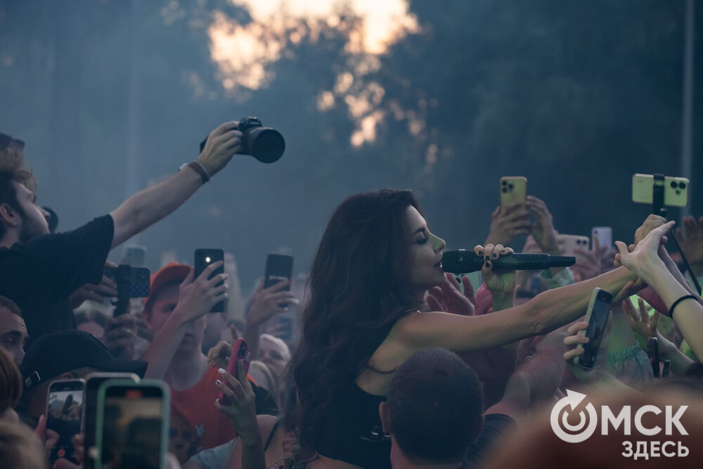 Анна Плетнёва спела для омичей в парке "Вокруг света". Фото: Елизавета Медведева