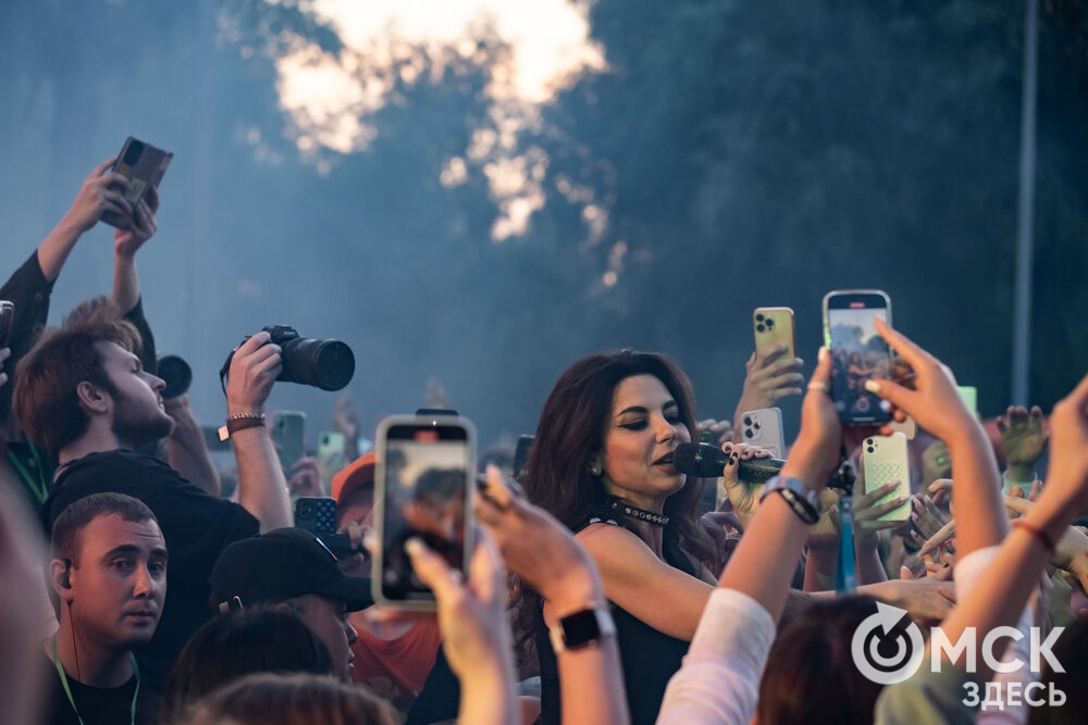 Анна Плетнёва спела для омичей в парке "Вокруг света". Фото: Елизавета Медведева