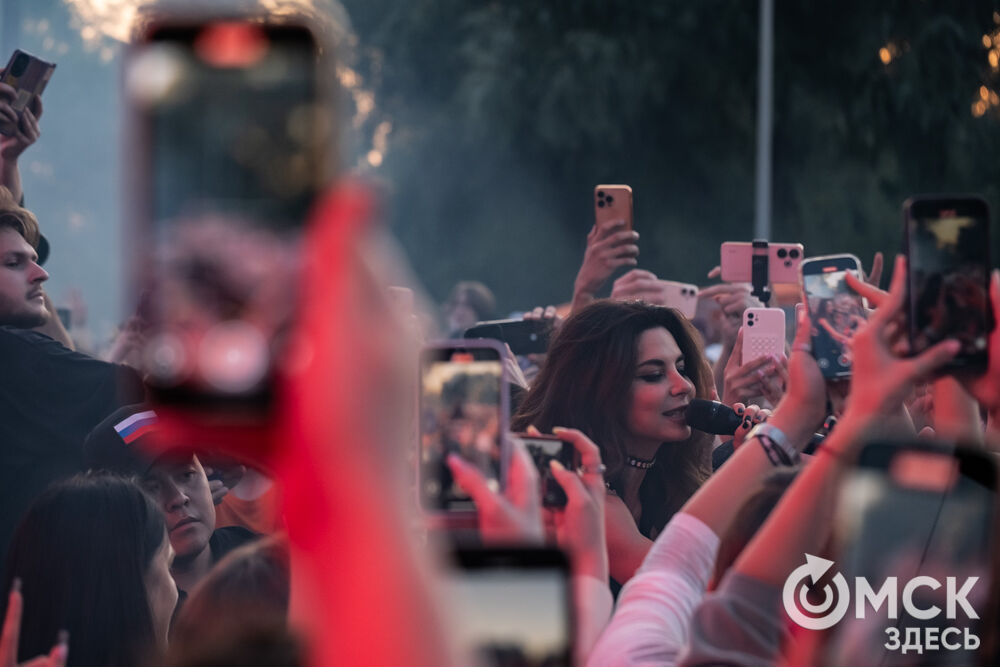 Анна Плетнёва спела для омичей в парке "Вокруг света". Фото: Елизавета Медведева