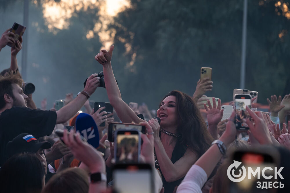 Анна Плетнёва спела для омичей в парке "Вокруг света". Фото: Елизавета Медведева