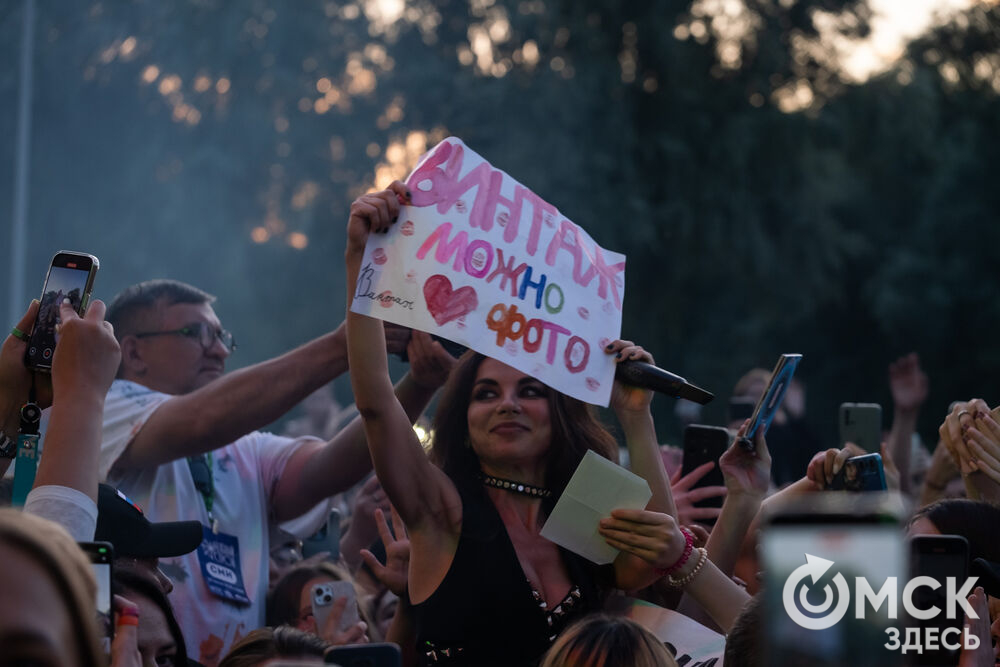 Анна Плетнёва спела для омичей в парке "Вокруг света". Фото: Елизавета Медведева