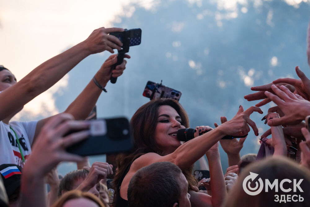 Анна Плетнёва спела для омичей в парке "Вокруг света". Фото: Елизавета Медведева