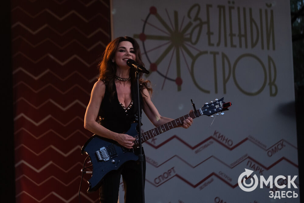 Анна Плетнёва спела для омичей в парке "Вокруг света". Фото: Елизавета Медведева