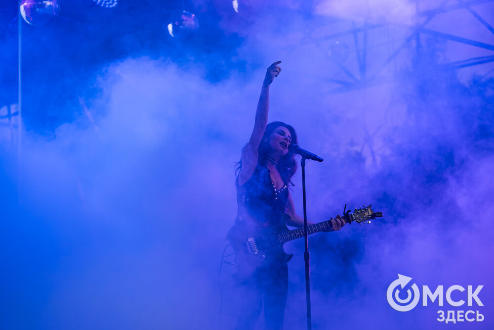 Анна Плетнёва спела для омичей в парке "Вокруг света". Фото: Елизавета Медведева