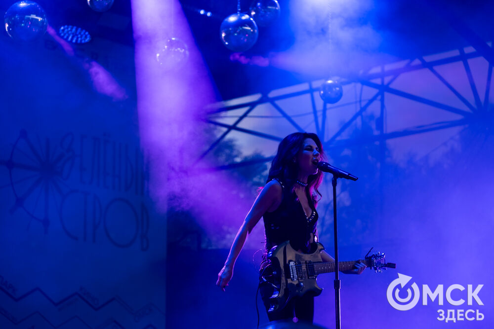 Анна Плетнёва спела для омичей в парке "Вокруг света". Фото: Елизавета Медведева