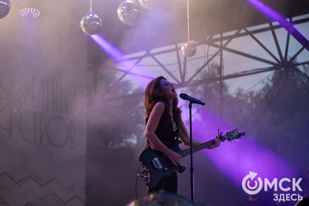 Анна Плетнёва спела для омичей в парке "Вокруг света". Фото: Елизавета Медведева