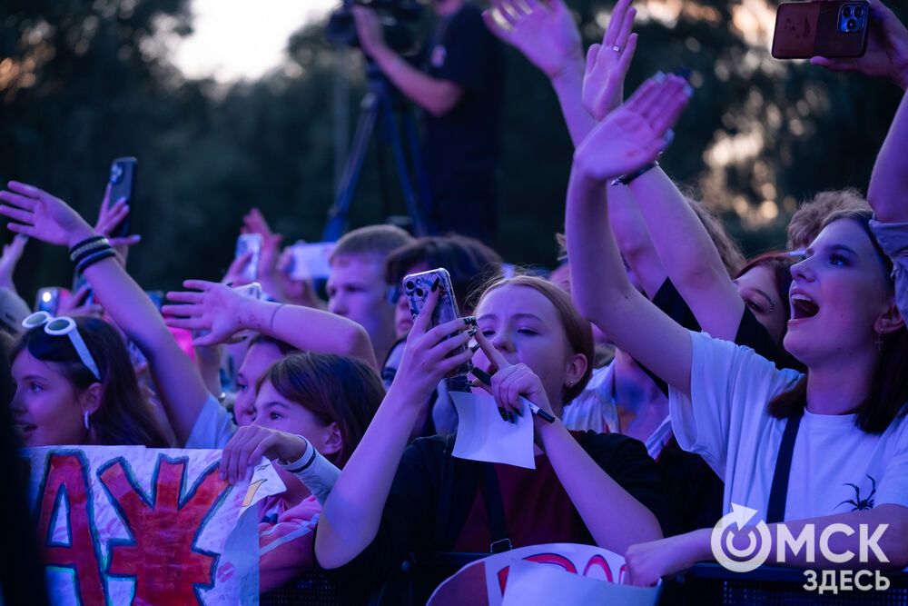 Анна Плетнёва спела для омичей в парке "Вокруг света". Фото: Елизавета Медведева