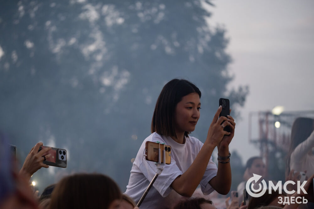 Анна Плетнёва спела для омичей в парке "Вокруг света". Фото: Елизавета Медведева