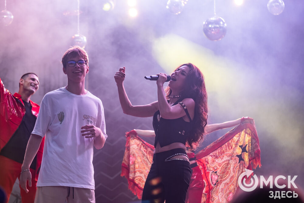 Анна Плетнёва спела для омичей в парке "Вокруг света". Фото: Елизавета Медведева