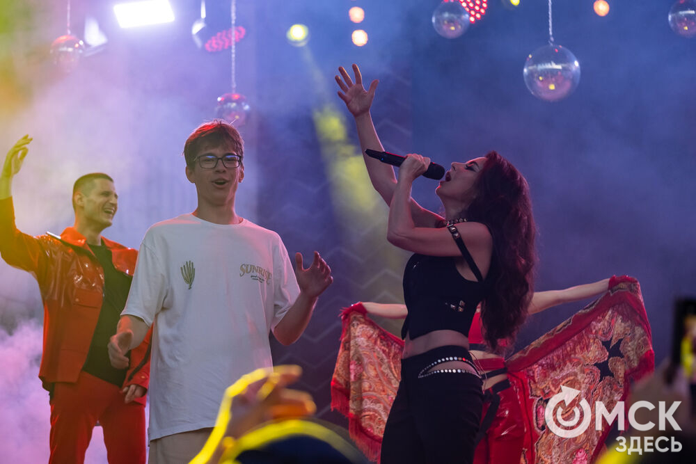 Анна Плетнёва спела для омичей в парке "Вокруг света". Фото: Елизавета Медведева